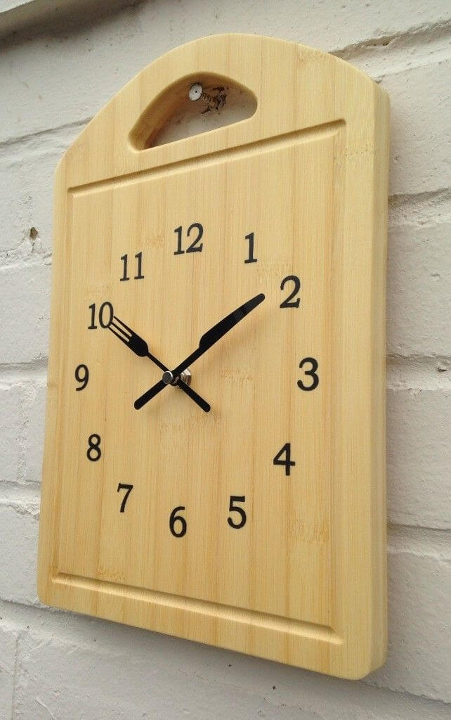 riciclare un vecchio tagliere in legno in un orologio